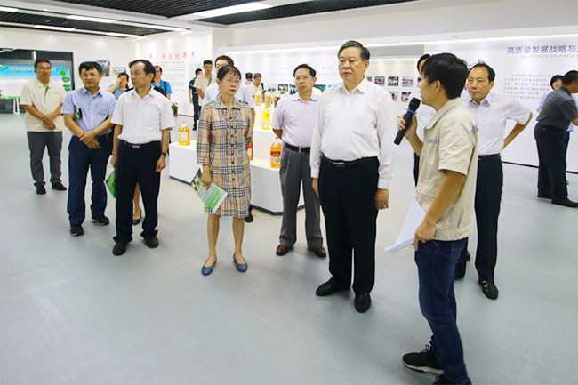 自治區(qū)人大常委會副主任、黨組副書記張秀隆一行到九龍桂山茶油指導(dǎo)工作