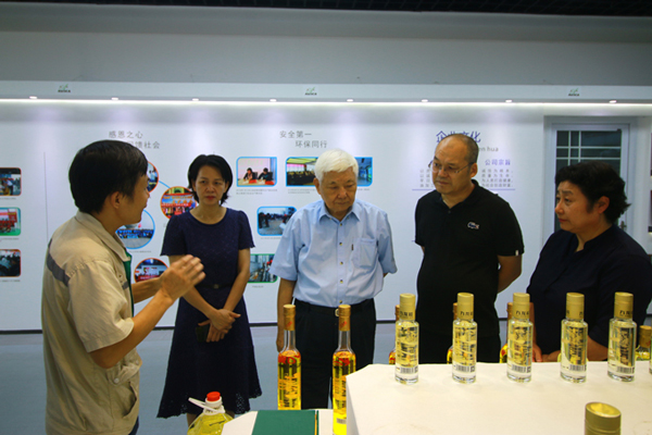 嘉賓、領導一同參觀九龍桂山茶油一樓展廳